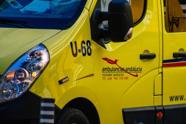 Sevilla İspanya 2 Temmuz 2021 Seville caddelerinden geçen ambulans, sembolik bir şehir ve İspanya 'nın güneyindeki Endülüs bölgesinin başkenti.