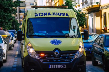 Sevilla İspanya 2 Temmuz 2021 Seville caddelerinden geçen ambulans, sembolik bir şehir ve İspanya 'nın güneyindeki Endülüs bölgesinin başkenti.