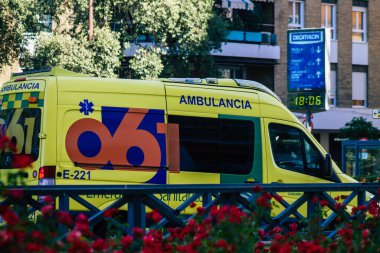 Sevilla İspanya 2 Temmuz 2021 Seville caddelerinden geçen ambulans, sembolik bir şehir ve İspanya 'nın güneyindeki Endülüs bölgesinin başkenti.