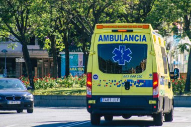 Sevilla İspanya 2 Temmuz 2021 Seville caddelerinden geçen ambulans, sembolik bir şehir ve İspanya 'nın güneyindeki Endülüs bölgesinin başkenti.