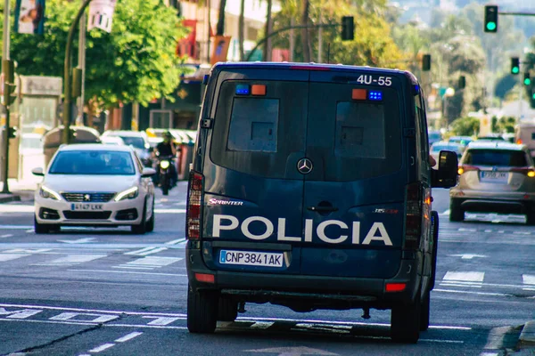 2021年7月2日在西班牙南部象征城市塞维利亚和安达卢西亚地区首府街道上巡逻的警车 — 图库照片