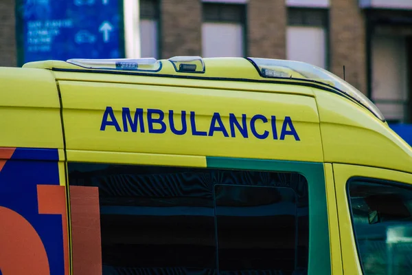 Sevilla Španělsko Července 2021 Ambulance Projíždějící Ulicemi Sevilly Symbolického Města — Stock fotografie