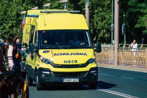 2021年7月2日 西班牙塞维利亚的救护车驶过塞维利亚的街道 塞维利亚是西班牙南部一个标志性城市 也是安达卢西亚地区的首府 — 图库照片