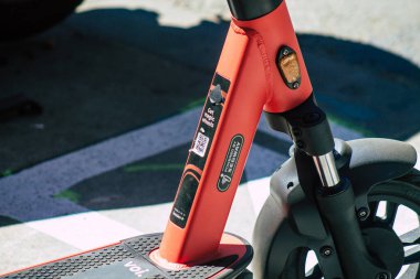 Seville İspanya 2 Temmuz 2021 Seville sokaklarında park etmiş elektrik scooter 'ı küçük bir iç yanmalı motorlar ve merkezde bir güverte ile çalışıyor.