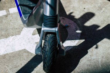 Seville İspanya 2 Temmuz 2021 Seville sokaklarında park etmiş elektrik scooter 'ı küçük bir iç yanmalı motorlar ve merkezde bir güverte ile çalışıyor.