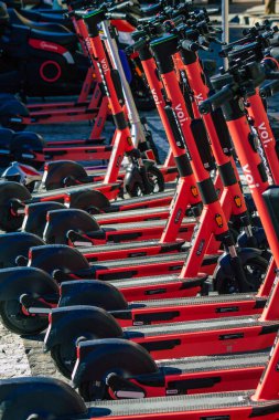 Seville İspanya 2 Temmuz 2021 Seville sokaklarında park etmiş elektrik scooter 'ı küçük bir iç yanmalı motorlar ve merkezde bir güverte ile çalışıyor.