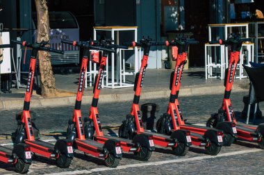 Seville İspanya 2 Temmuz 2021 Seville sokaklarında park etmiş elektrik scooter 'ı küçük bir iç yanmalı motorlar ve merkezde bir güverte ile çalışıyor.