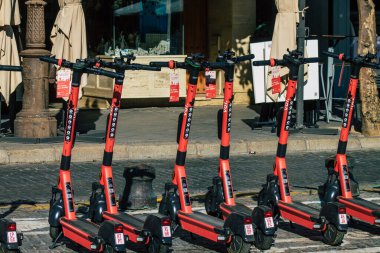 Seville İspanya 2 Temmuz 2021 Seville sokaklarında park etmiş elektrik scooter 'ı küçük bir iç yanmalı motorlar ve merkezde bir güverte ile çalışıyor.