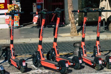 Seville İspanya 2 Temmuz 2021 Seville sokaklarında park etmiş elektrik scooter 'ı küçük bir iç yanmalı motorlar ve merkezde bir güverte ile çalışıyor.
