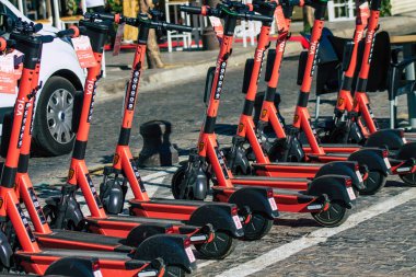 Seville İspanya 2 Temmuz 2021 Seville sokaklarında park etmiş elektrik scooter 'ı küçük bir iç yanmalı motorlar ve merkezde bir güverte ile çalışıyor.