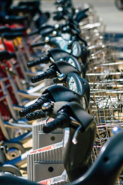 Sevilla İspanya 2 Temmuz 2021 Kısa süreler için kiralanabilir bisikletler, genellikle sokakta birkaç saat için ve Seville toplu taşıma sisteminin bir parçası için