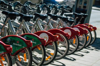 Sevilla İspanya 2 Temmuz 2021 Kısa süreler için kiralanabilir bisikletler, genellikle sokakta birkaç saat için ve Seville toplu taşıma sisteminin bir parçası için