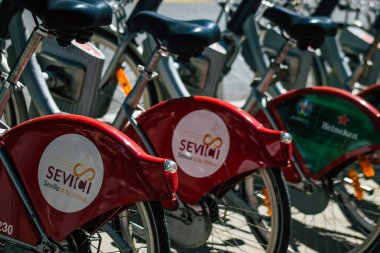 Sevilla İspanya 2 Temmuz 2021 Kısa süreler için kiralanabilir bisikletler, genellikle sokakta birkaç saat için ve Seville toplu taşıma sisteminin bir parçası için