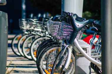 Sevilla İspanya 2 Temmuz 2021 Kısa süreler için kiralanabilir bisikletler, genellikle sokakta birkaç saat için ve Seville toplu taşıma sisteminin bir parçası için