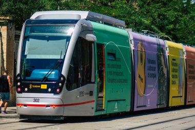 Seville İspanya 2 Temmuz 2021 İspanya 'nın güneyinde, sembolik bir şehir ve Endülüs Bölgesi' nin başkenti olan Seville sokaklarından geçen yolcular için modern elektrikli tramvay