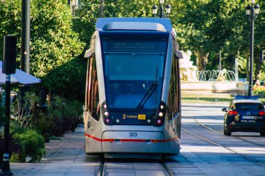 Seville İspanya 2 Temmuz 2021 İspanya 'nın güneyinde, sembolik bir şehir ve Endülüs Bölgesi' nin başkenti olan Seville sokaklarından geçen yolcular için modern elektrikli tramvay