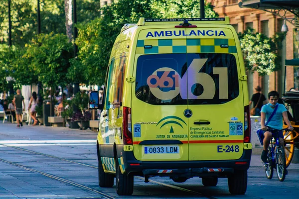 Sevilla İspanya 2 Temmuz 2021 Seville caddelerinden geçen ambulans, sembolik bir şehir ve İspanya 'nın güneyindeki Endülüs bölgesinin başkenti.