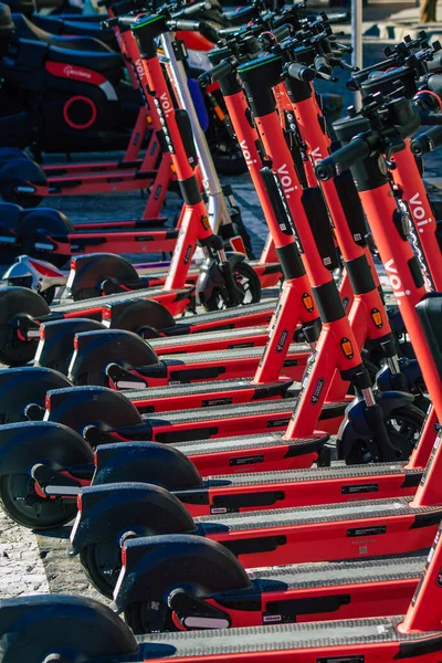 Seville İspanya 2 Temmuz 2021 Seville sokaklarında park etmiş elektrik scooter 'ı küçük bir iç yanmalı motorlar ve merkezde bir güverte ile çalışıyor.