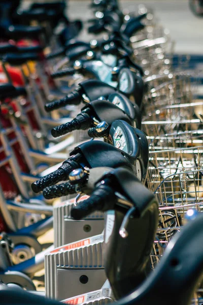 Sevilla İspanya 2 Temmuz 2021 Kısa süreler için kiralanabilir bisikletler, genellikle sokakta birkaç saat için ve Seville toplu taşıma sisteminin bir parçası için