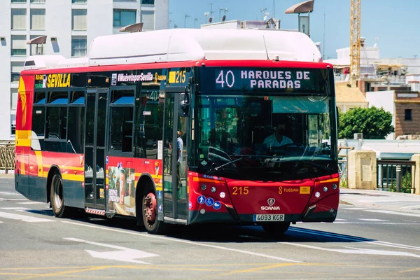 İspanya 2 Temmuz 2021 Sevilla otobüsü, İspanya 'nın güneyindeki Endülüs bölgesinin başkenti ve sembolik bir şehir olan Sevilla caddelerinden geçiyor.