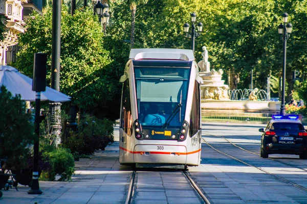 Seville İspanya 2 Temmuz 2021 İspanya 'nın güneyinde, sembolik bir şehir ve Endülüs Bölgesi' nin başkenti olan Seville sokaklarından geçen yolcular için modern elektrikli tramvay