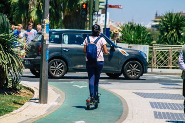 Sevilla İspanya 2 Temmuz 2021 Seville sokaklarında elektrikli scooterla dolaşan insanlar, küçük bir iç yanmalı motorlar ve merkezde bir güverte ile çalışıyorlar.