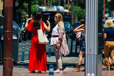 Sevilla İspanya 2 Temmuz 2021 Sevilla sokaklarında yürüyen yayalar koronavirüs salgını sırasında İspanya 'ya saldırıyor, sokakta maske takmak zorunlu değil.