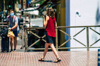 Sevilla İspanya 2 Temmuz 2021 Sevilla sokaklarında yürüyen yayalar koronavirüs salgını sırasında İspanya 'ya saldırıyor, sokakta maske takmak zorunlu değil.