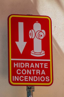 Sevilla İspanya 2 Temmuz 2021 Sokak tabelası veya yol tabelası Seville şehir merkezindeki yol kullanıcısına bilgi sağlamak için yolun kenarına ya da üstüne dikilmiştir.