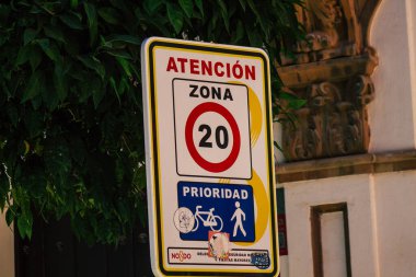 Sevilla İspanya 2 Temmuz 2021 Sokak tabelası veya yol tabelası Seville şehir merkezindeki yol kullanıcısına bilgi sağlamak için yolun kenarına ya da üstüne dikilmiştir.