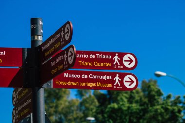 Sevilla İspanya 2 Temmuz 2021 Sokak tabelası veya yol tabelası Seville şehir merkezindeki yol kullanıcısına bilgi sağlamak için yolun kenarına ya da üstüne dikilmiştir.