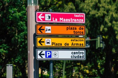 Sevilla İspanya 2 Temmuz 2021 Sokak tabelası veya yol tabelası Seville şehir merkezindeki yol kullanıcısına bilgi sağlamak için yolun kenarına ya da üstüne dikilmiştir.