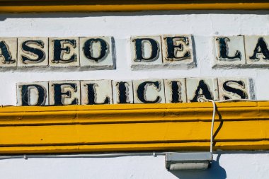 Sevilla İspanya 2 Temmuz 2021 Sokak tabelası veya yol tabelası Seville şehir merkezindeki yol kullanıcısına bilgi sağlamak için yolun kenarına ya da üstüne dikilmiştir.