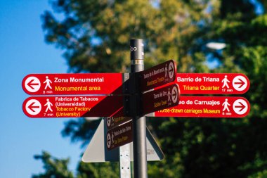 Sevilla İspanya 2 Temmuz 2021 Sokak tabelası veya yol tabelası Seville şehir merkezindeki yol kullanıcısına bilgi sağlamak için yolun kenarına ya da üstüne dikilmiştir.