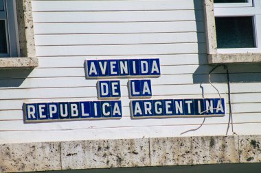 Sevilla İspanya 2 Temmuz 2021 Sokak tabelası veya yol tabelası Seville şehir merkezindeki yol kullanıcısına bilgi sağlamak için yolun kenarına ya da üstüne dikilmiştir.