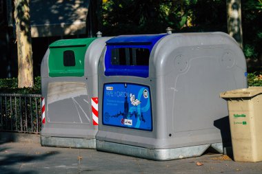İspanya 2 Temmuz 2021 Sevilla, İspanya 'nın güneyinde, sembolik bir şehir ve Endülüs bölgesinin başkenti olan Seville sokaklarında çöp konteyneri