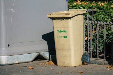 İspanya 2 Temmuz 2021 Sevilla, İspanya 'nın güneyinde, sembolik bir şehir ve Endülüs bölgesinin başkenti olan Seville sokaklarında çöp konteyneri