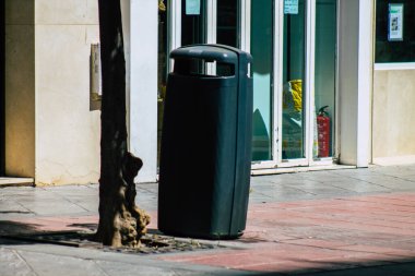 İspanya 2 Temmuz 2021 Sevilla, İspanya 'nın güneyinde, sembolik bir şehir ve Endülüs bölgesinin başkenti olan Seville sokaklarında çöp konteyneri