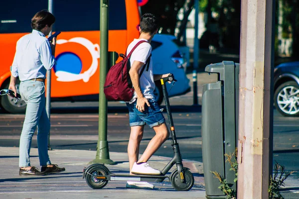 Siviglia Spagna Luglio 2021 Persone Che Rotolano Con Uno Scooter — Foto Stock