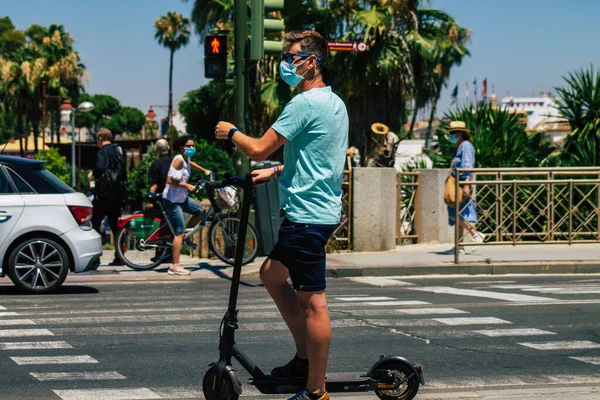 Sevilla Španělsko Červenec 2021 Lidé Válcující Elektrickým Skútrem Ulicích Sevilly — Stock fotografie