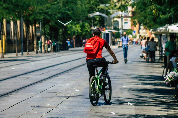 セビリアスペイン2021年7月2日スペイン南部のアンダルシア地方の象徴的な都市 首都セビリアの街を自転車で走る人々 — ストック写真