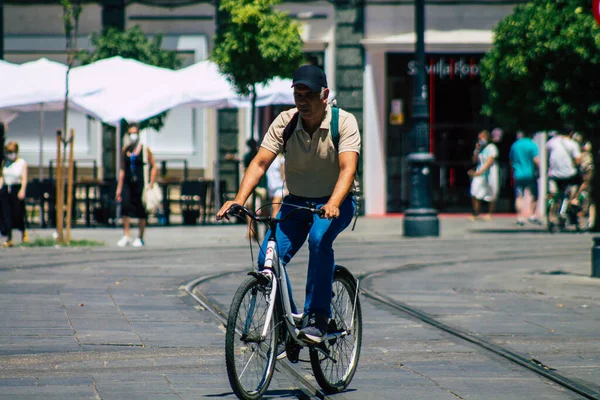 Sevilla Automatische Übersetzung Juli 2021 Menschen Rollen Mit Dem Fahrrad — Stockfoto