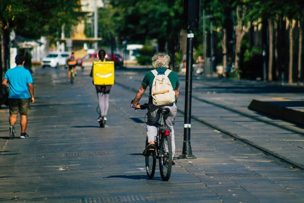 セビリアスペイン2021年7月2日スペイン南部のアンダルシア地方の象徴的な都市 首都セビリアの街を自転車で走る人々 — ストック写真