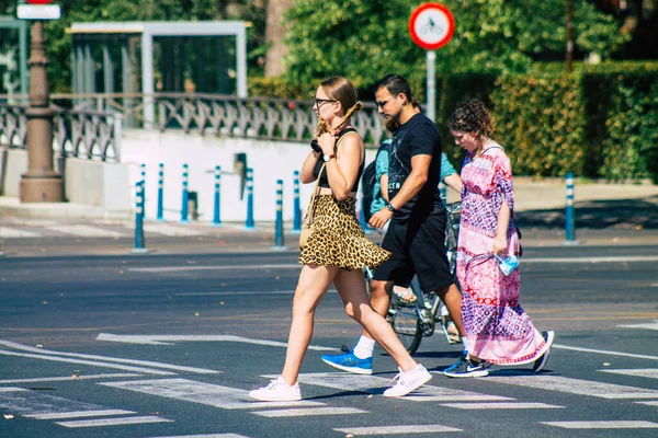 Sevilha Espanha Julho 2021 Pedestres Andando Pelas Ruas Sevilha Durante — Fotografia de Stock