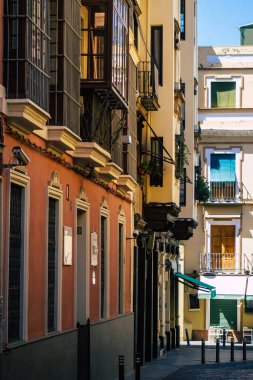 Seville İspanya 2 Temmuz 2021 İspanya 'nın güneyindeki Endülüs Bölgesi' nin başkenti ve sembolik bir şehir olan Sevilla sokaklarında bir binanın cephesi.