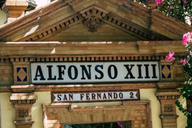 Seville İspanya 2 Temmuz 2021 İspanya 'nın güneyindeki Endülüs Bölgesi' nin başkenti ve sembolik bir şehir olan Sevilla sokaklarında bir binanın cephesi.