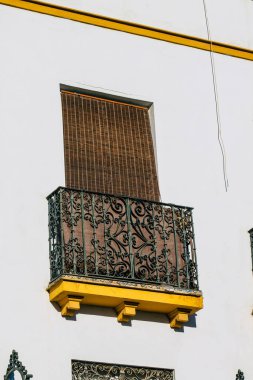 Seville İspanya 2 Temmuz 2021 İspanya 'nın güneyindeki Endülüs Bölgesi' nin başkenti ve sembolik bir şehir olan Sevilla sokaklarında bir binanın cephesi.