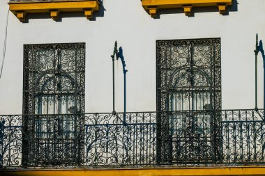 Seville İspanya 2 Temmuz 2021 İspanya 'nın güneyindeki Endülüs Bölgesi' nin başkenti ve sembolik bir şehir olan Sevilla sokaklarında bir binanın cephesi.