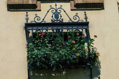 Seville İspanya 2 Temmuz 2021 İspanya 'nın güneyindeki Endülüs Bölgesi' nin başkenti ve sembolik bir şehir olan Sevilla sokaklarında bir binanın cephesi.