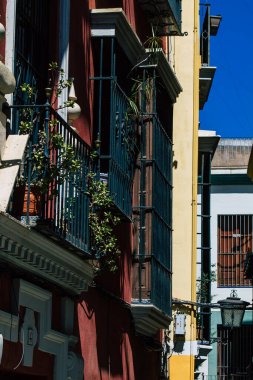 Seville İspanya 2 Temmuz 2021 İspanya 'nın güneyindeki Endülüs Bölgesi' nin başkenti ve sembolik bir şehir olan Sevilla sokaklarında bir binanın cephesi.